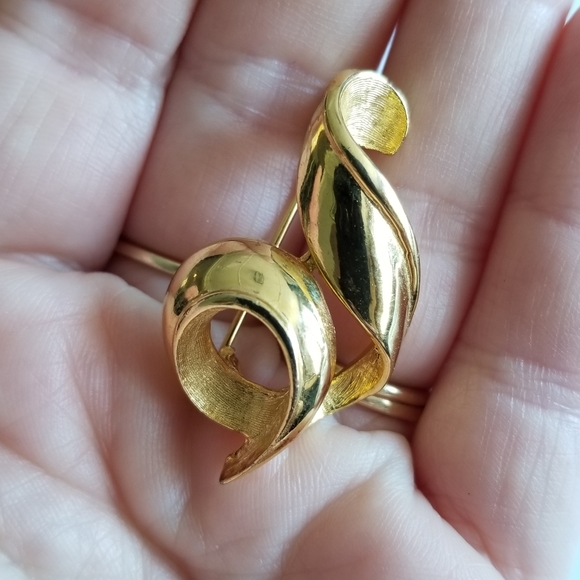 Vintage looped ribbon brooch by LIA gold tone squiggle curly pin - Picture 4 of 10